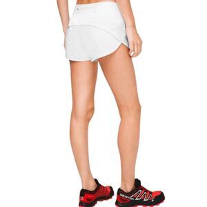 LULULEMON ATHLETICA Speed Up Short '2.5' In White Size 4
